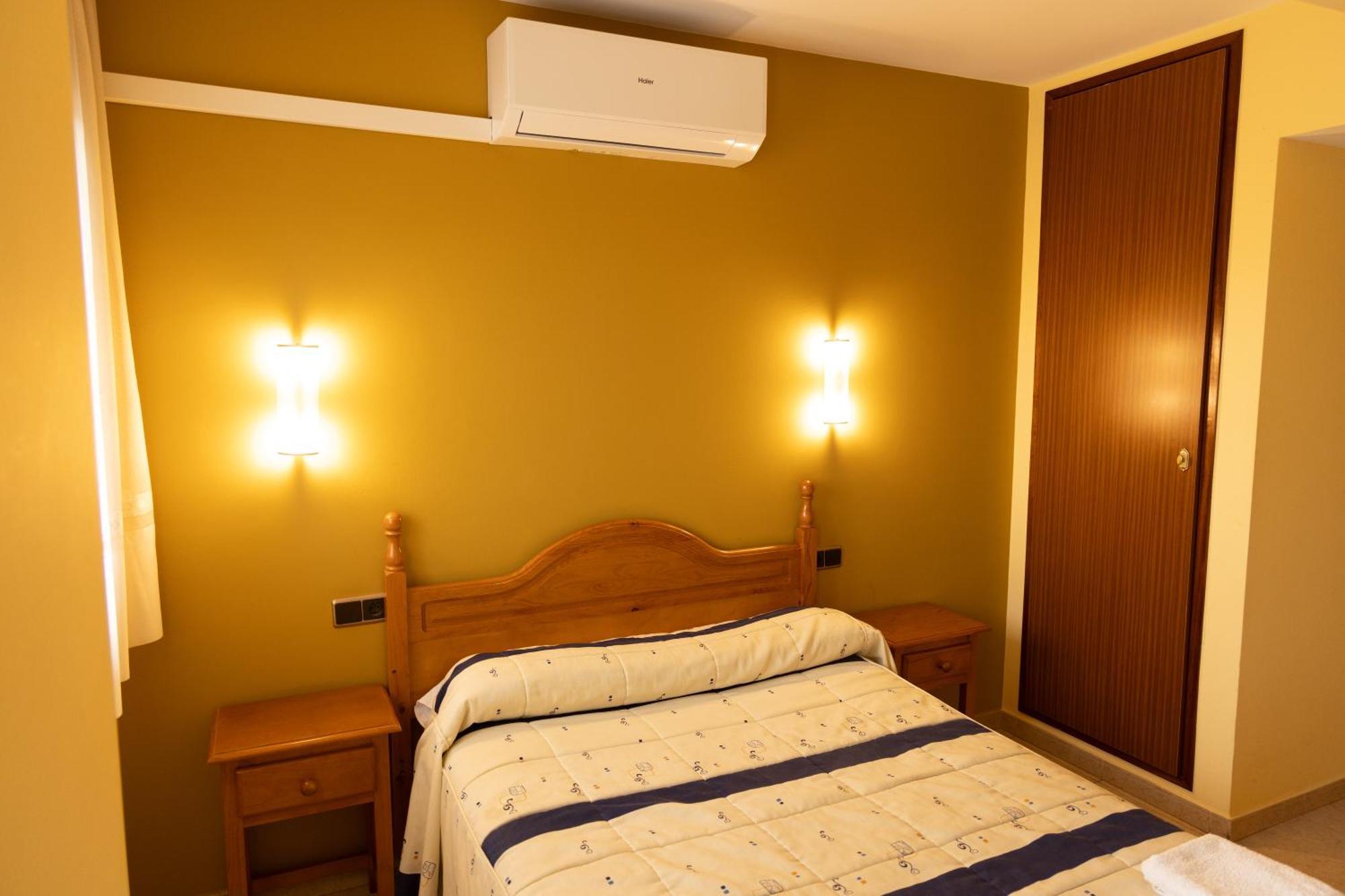 Hostal La Maravillosa Valderas  Exteriör bild